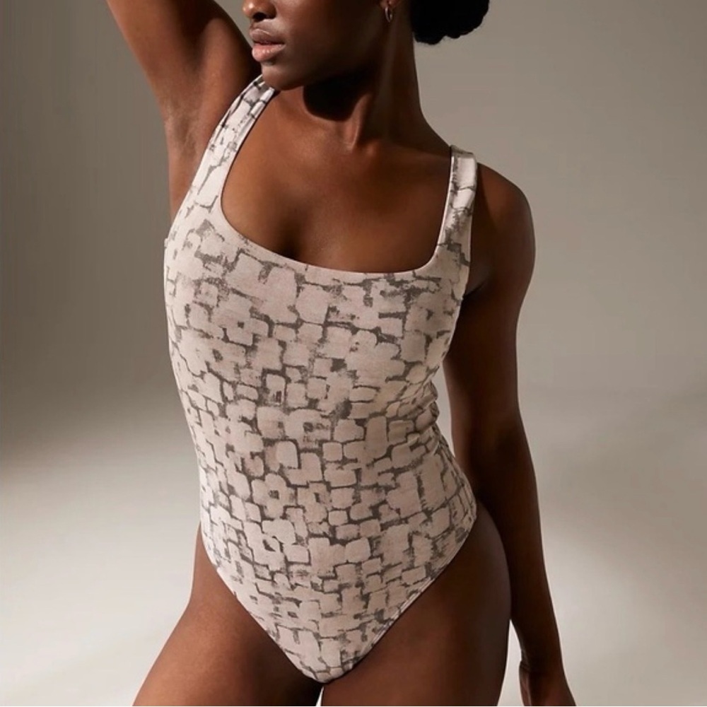 EUC Aritzia Babaton Contour Neutral Stone-Print Scoop Neck Bodysuit‎